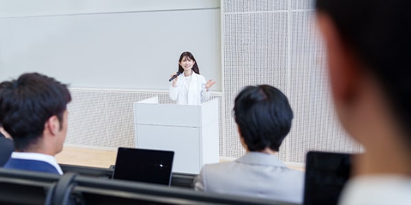 学会参加費は全額支給